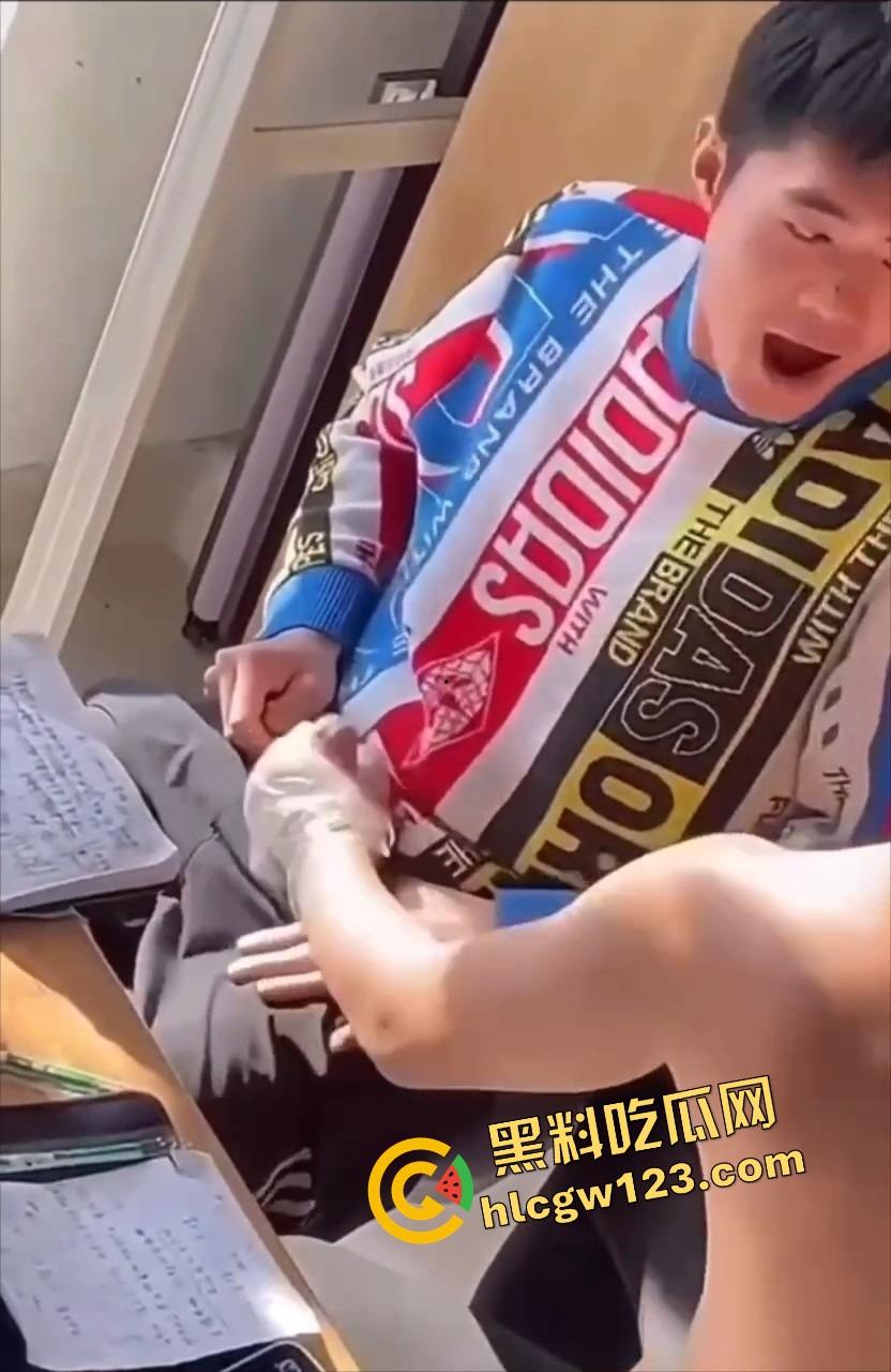 00后大学生太会玩，男生宿舍帮兄弟第一次打飞机？第一次就爽飞，这也太刺激了吧！-3