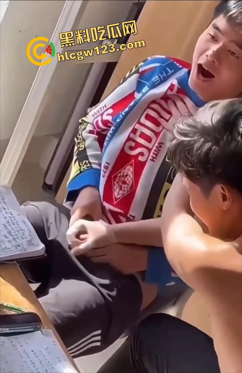 00后大学生太会玩，男生宿舍帮兄弟第一次打飞机？第一次就爽飞，这也太刺激了吧！-7