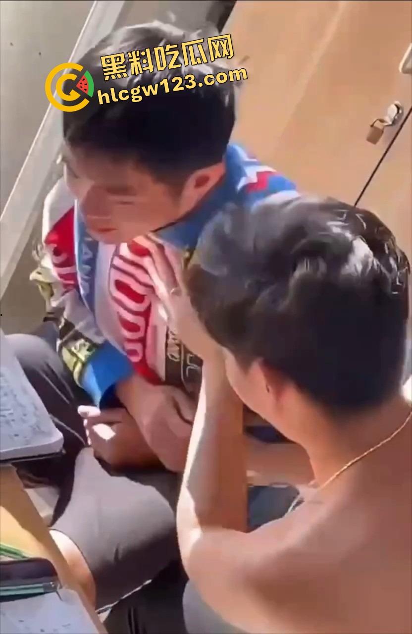 00后大学生太会玩，男生宿舍帮兄弟第一次打飞机？第一次就爽飞，这也太刺激了吧！-8