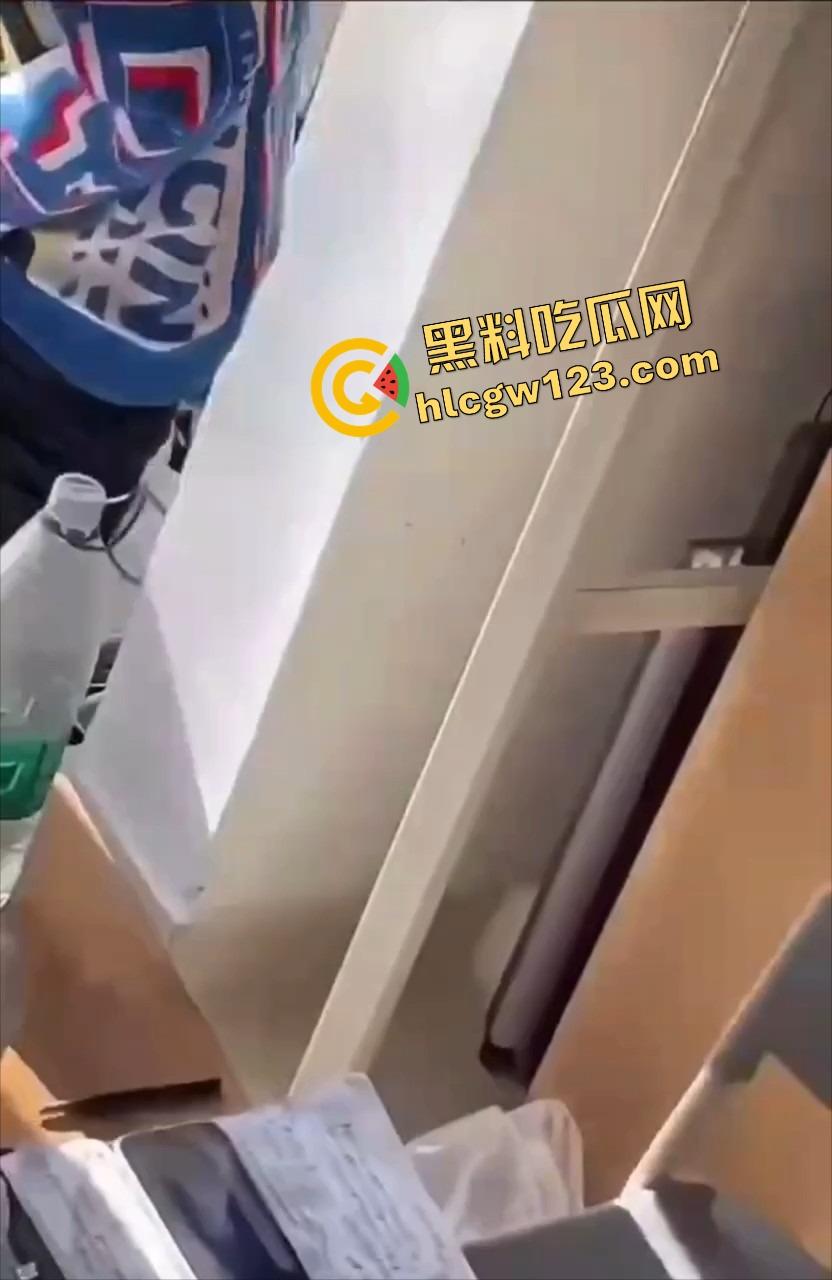 00后大学生太会玩，男生宿舍帮兄弟第一次打飞机？第一次就爽飞，这也太刺激了吧！-9