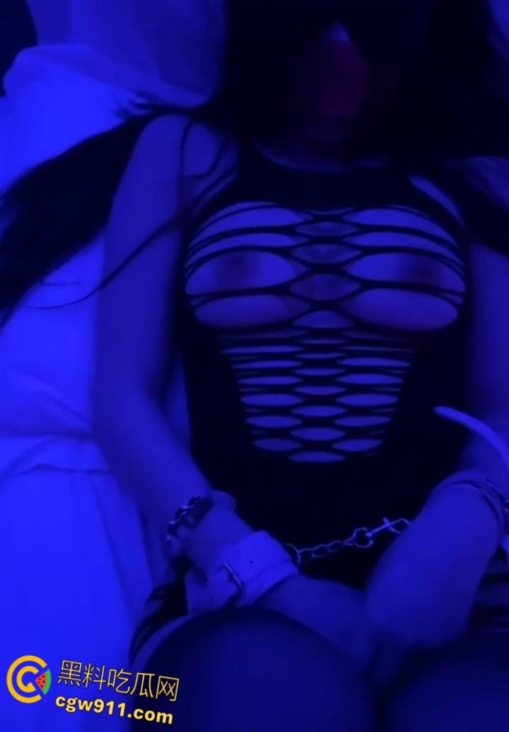 青岛小美女【刘鑫】，包房小姐外围女神，为爱从良竟遇渣男，三千块就能陪玩情趣SM，卖逼吸毒床技超高 !-6