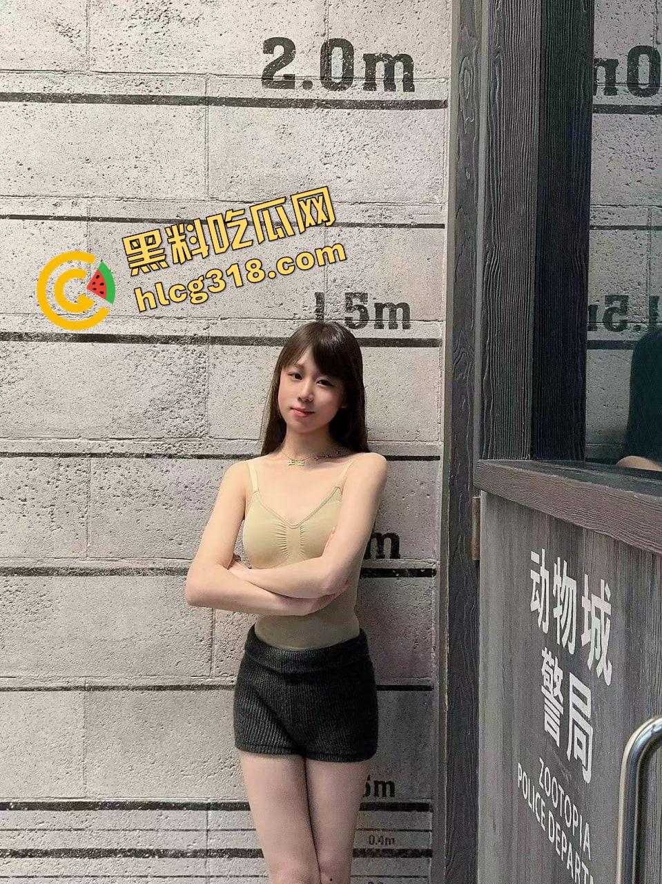 瓜友爆操离婚少妇『赵雪』撅屁股给后入，边被抽插边包粽子，这骚货就喜欢一心两用让人干到发疯！-4