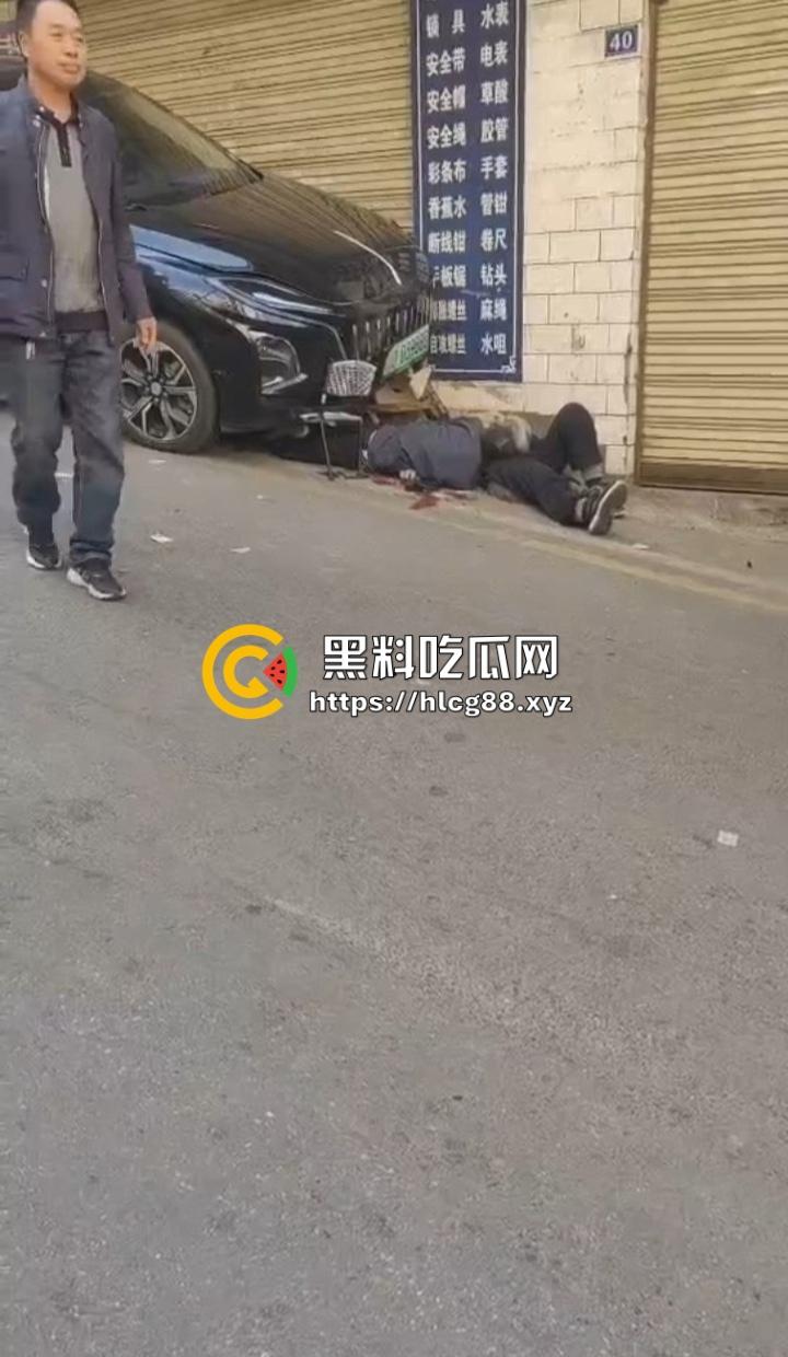 四川红旗骚女踩错油门当刹车，100码撞飞路人，车砸路沿顾客吓死个人真马路杀手！-1