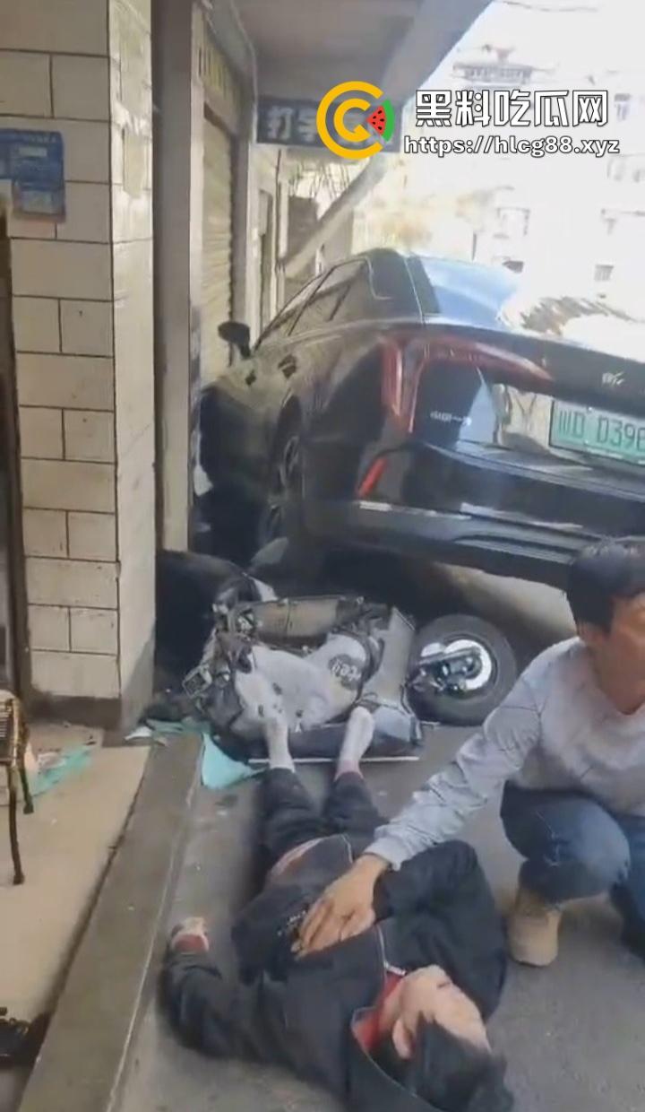 四川红旗骚女踩错油门当刹车，100码撞飞路人，车砸路沿顾客吓死个人真马路杀手！-3