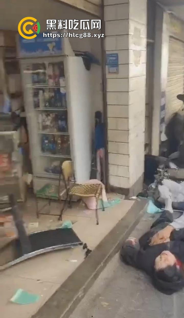 四川红旗骚女踩错油门当刹车，100码撞飞路人，车砸路沿顾客吓死个人真马路杀手！-4