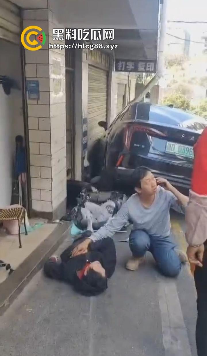 四川红旗骚女踩错油门当刹车，100码撞飞路人，车砸路沿顾客吓死个人真马路杀手！-5