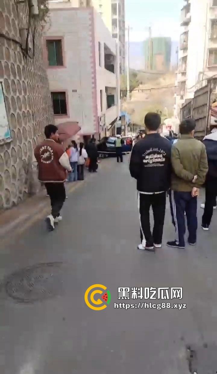 四川红旗骚女踩错油门当刹车，100码撞飞路人，车砸路沿顾客吓死个人真马路杀手！-8