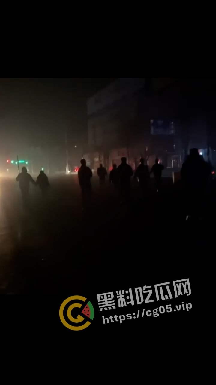 山东精神小伙深夜械斗 烟花当炸弹 大砍刀轮番上阵 最后惊动特警抓捕-5