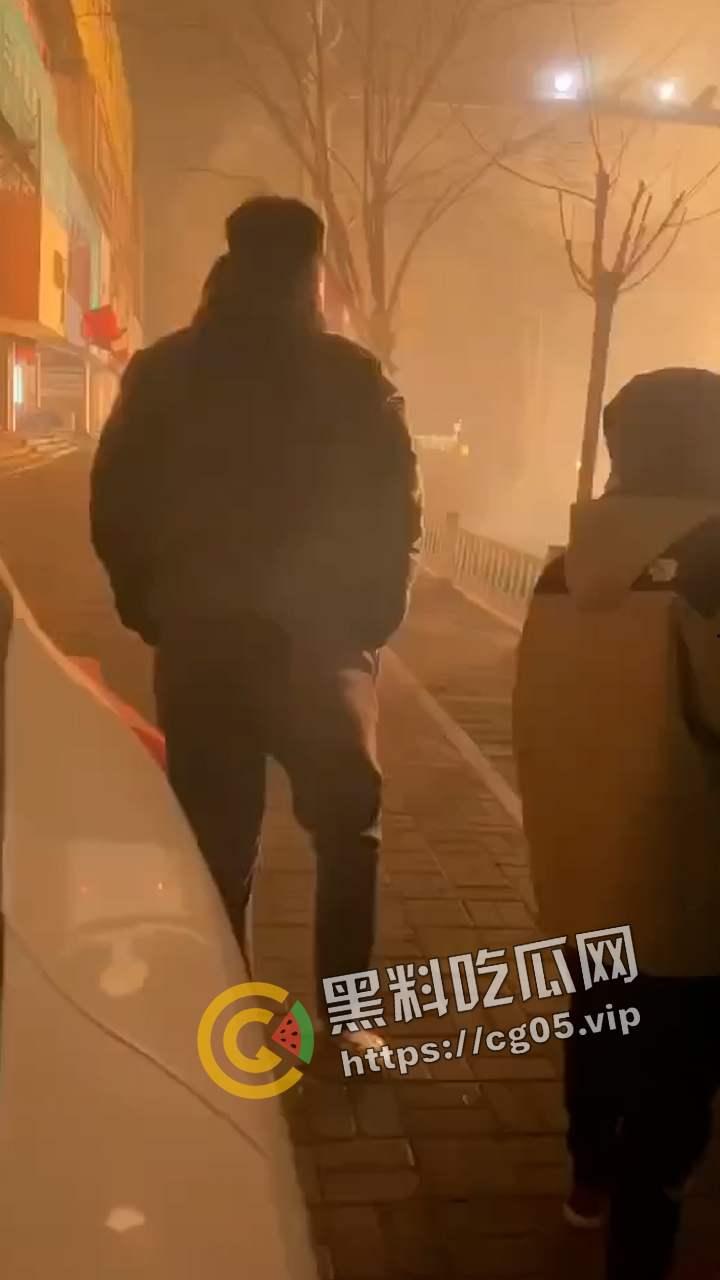 山东精神小伙深夜械斗 烟花当炸弹 大砍刀轮番上阵 最后惊动特警抓捕-6
