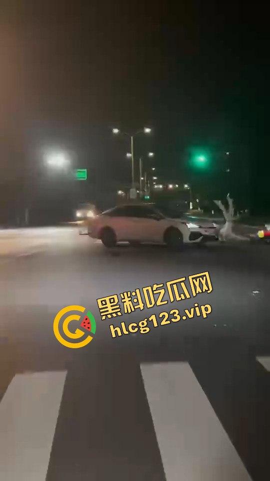 女骑手正常行驶被傻逼左转车撞飞，空中旋转一圈鞋都甩没了，男友赶来还被司机骂傻逼！-1