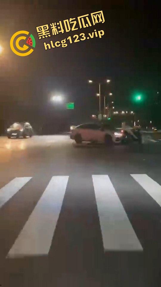 女骑手正常行驶被傻逼左转车撞飞，空中旋转一圈鞋都甩没了，男友赶来还被司机骂傻逼！-7