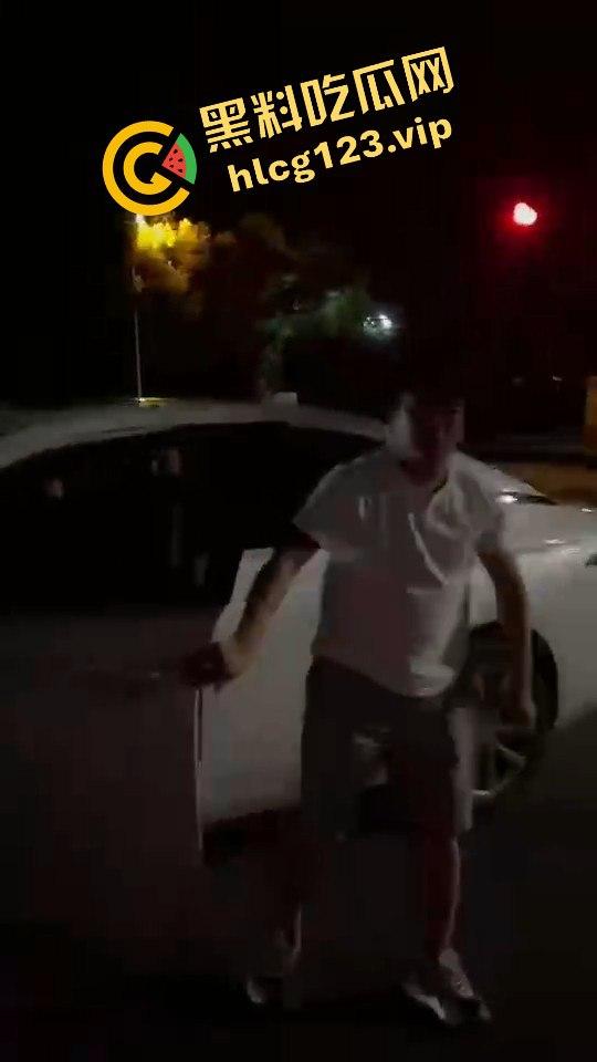 女骑手正常行驶被傻逼左转车撞飞，空中旋转一圈鞋都甩没了，男友赶来还被司机骂傻逼！-10