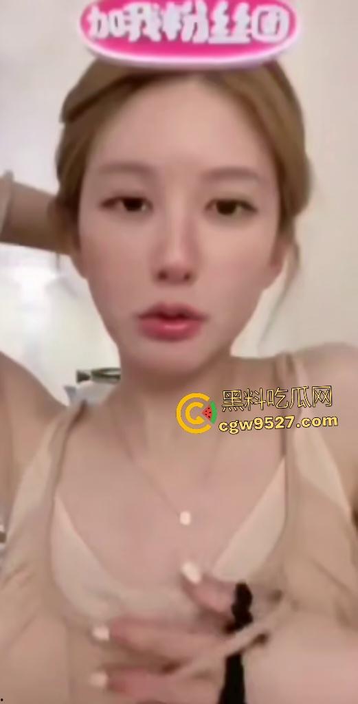 大明星【赵露思】直播扎头发，穿低胸装故意低头，走光露奶，露完后还装不小心，骚货是演不出来的！-7