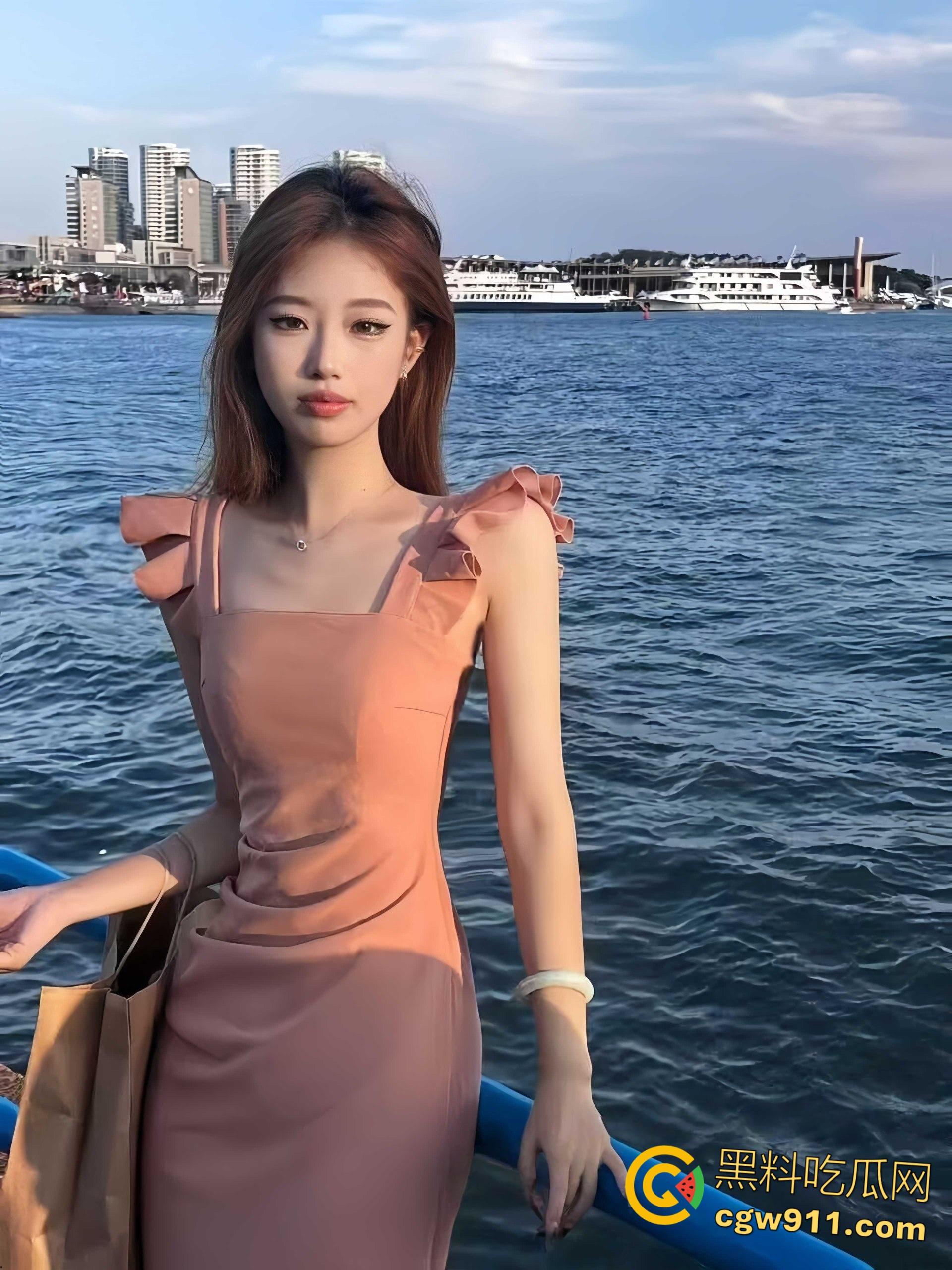 山东青岛城阳区【李萱婷】，与炮友在家疯狂做爱，小穴湿润饥渴，性感红色情趣诱惑，没忍住被炮友无套内射 ！-1