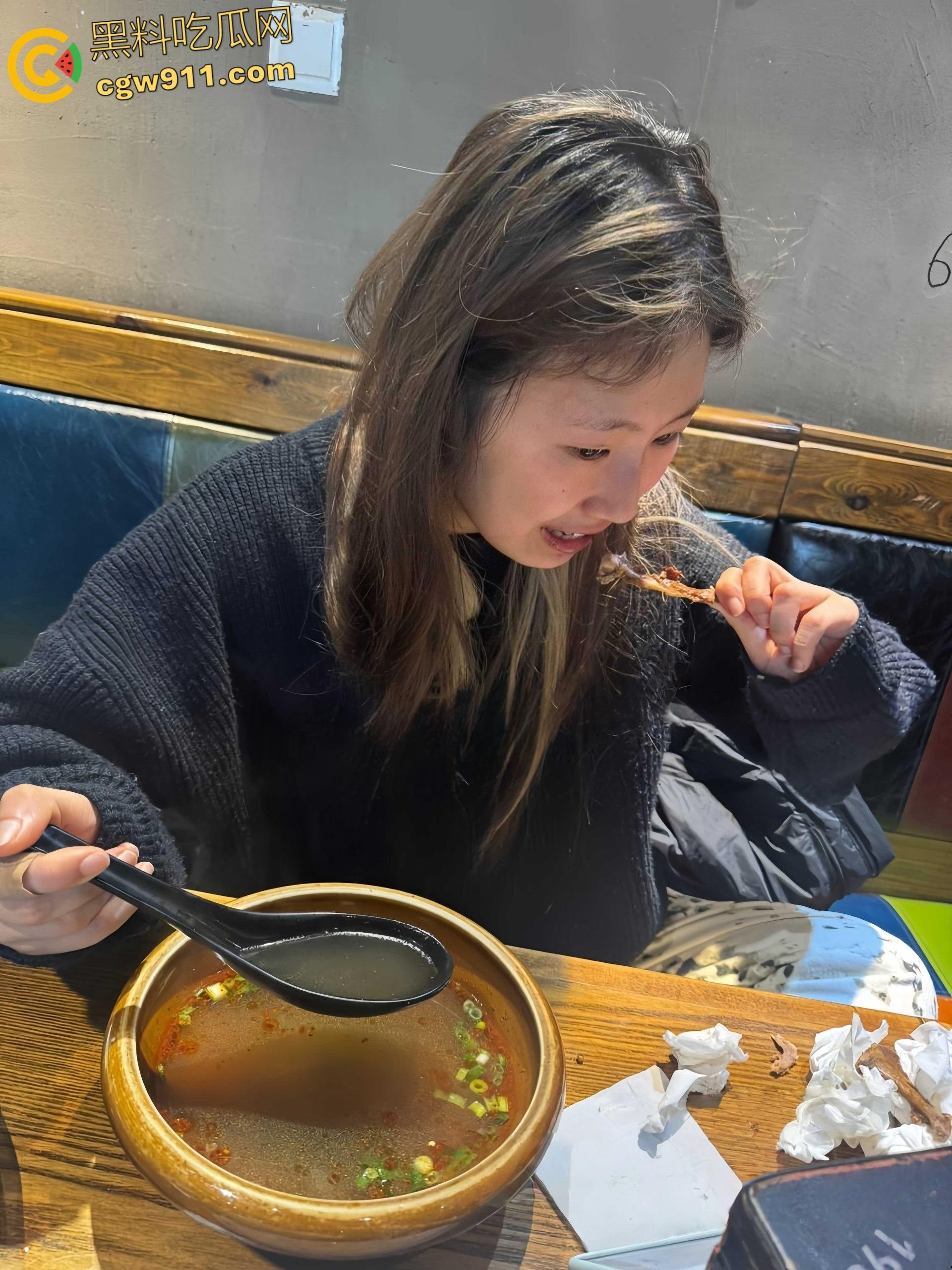 山东青岛城阳区【李萱婷】，与炮友在家疯狂做爱，小穴湿润饥渴，性感红色情趣诱惑，没忍住被炮友无套内射 ！-4