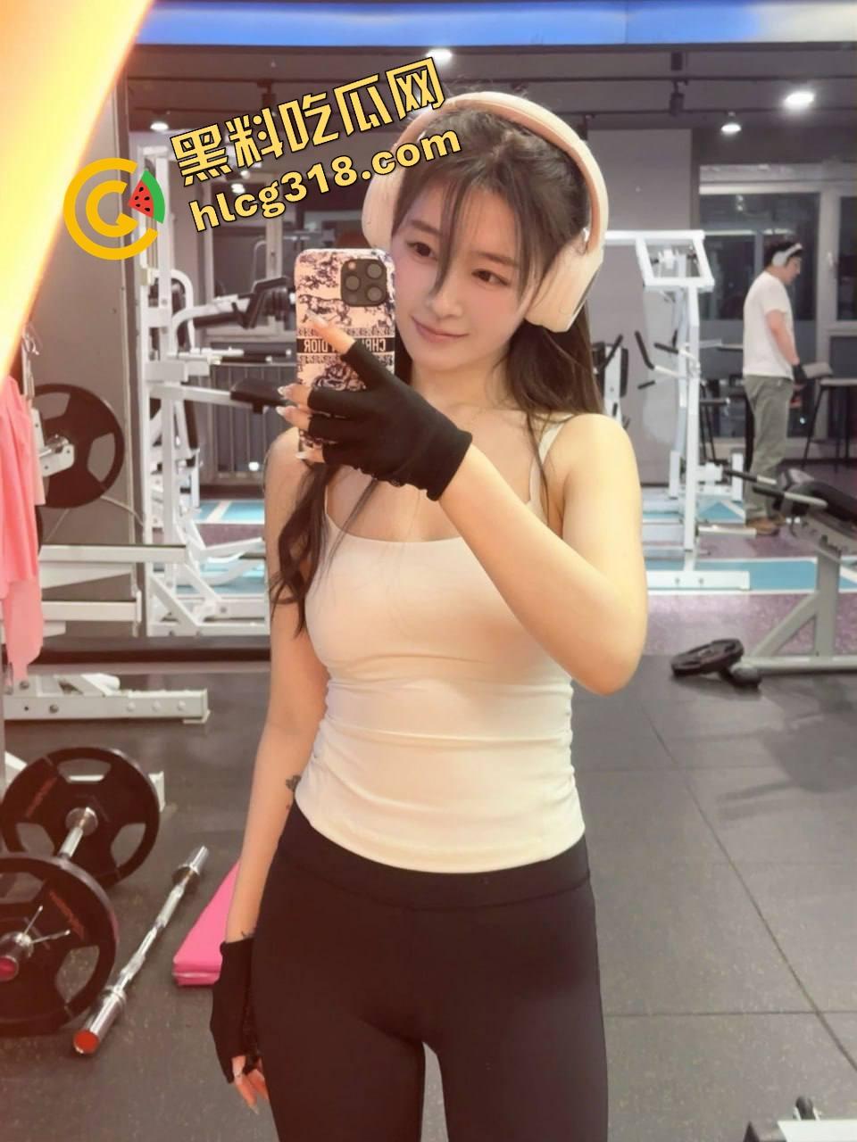 纹身肌肉男憋疯见女友，俩人见面直接从门口操到床上，厕所、阳台各种姿势各种打桩狂草！-5