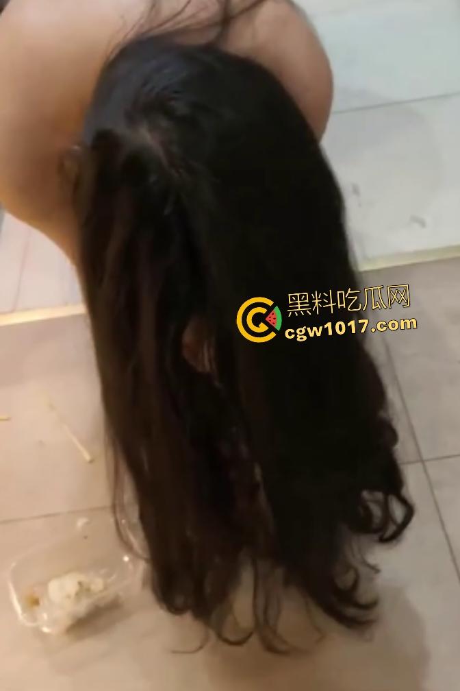 女同调教把女奴当狗，女主光脚踩让跪地吃剩饭，狼吞虎咽吃下去，猫都比她过得好，钱多你也能养几只宠物！-4