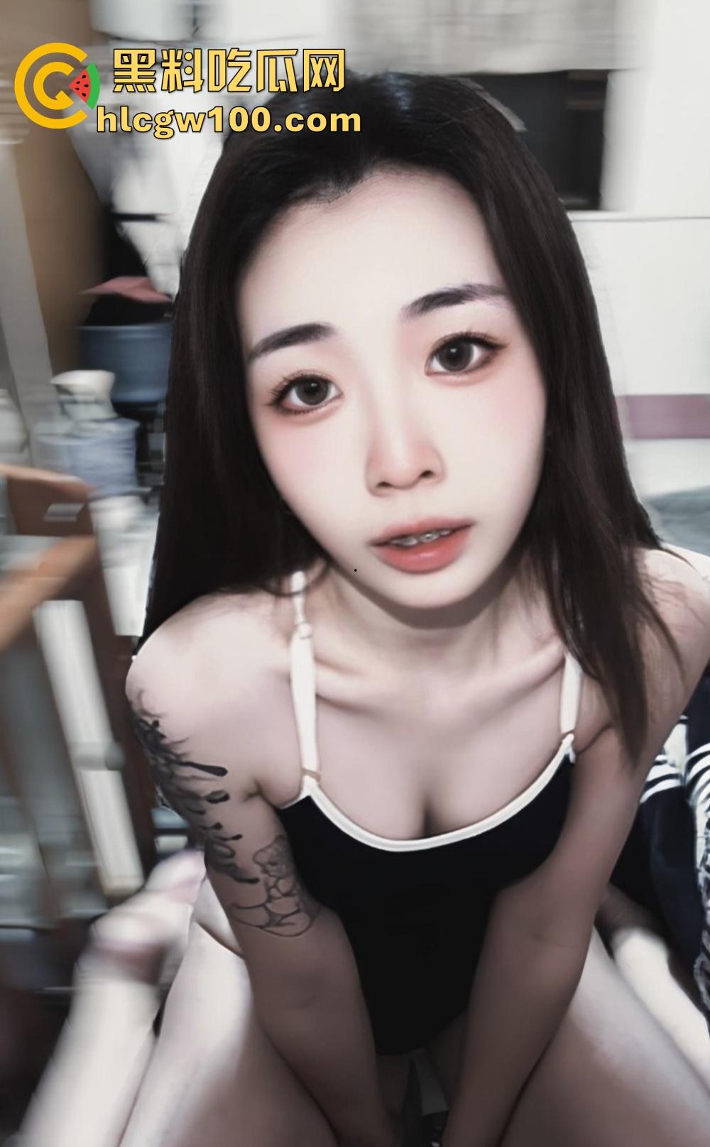 约炮大神亲曝极品操作21岁纹身大学妹【卢欣柔】铭文学生妹口技惊人，镜前口交被猛抽到高潮，这身材简直无敌！-11