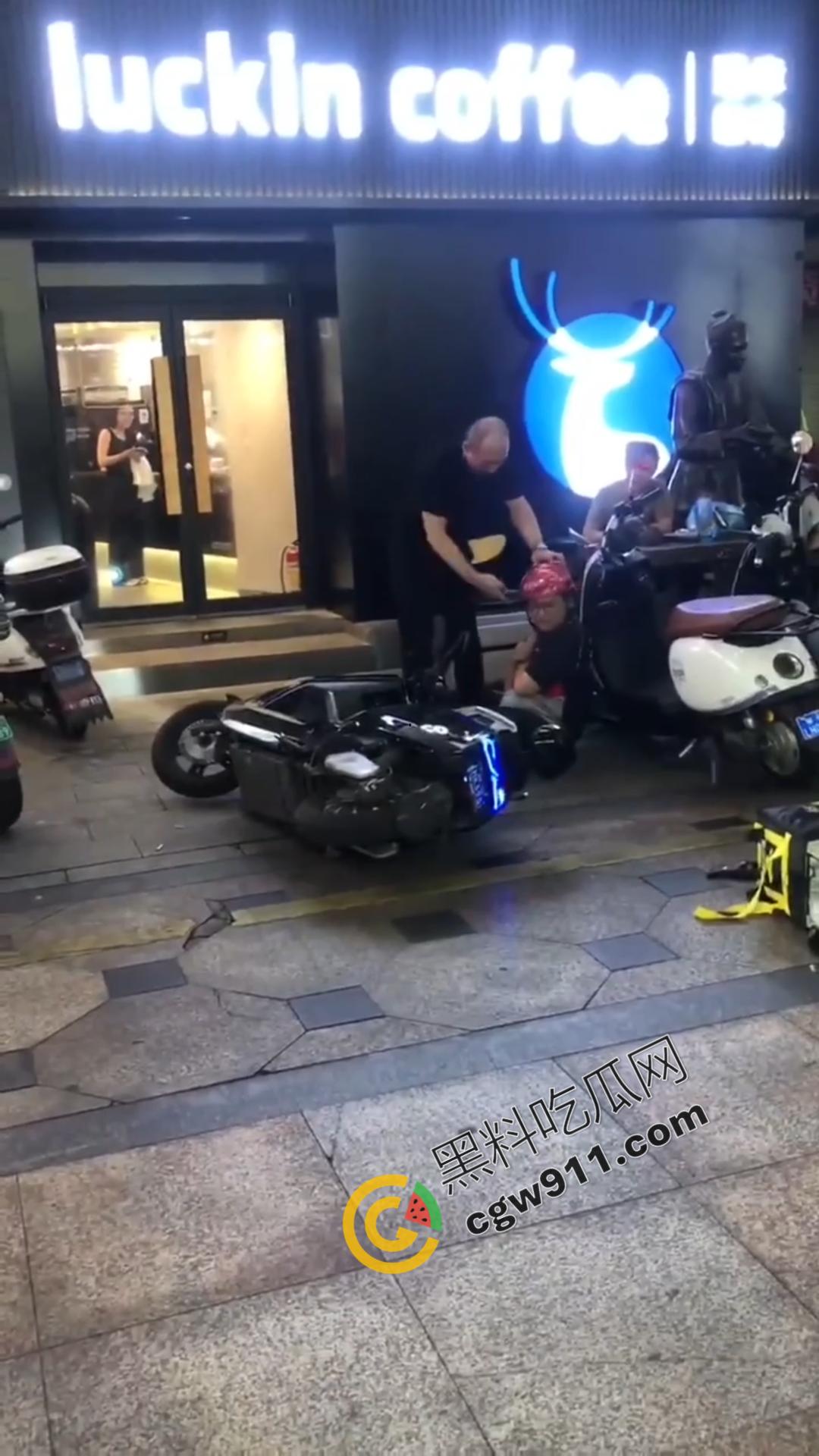 酒后猖狂！广西街头醉汉殴打外卖小哥，众怒齐发围殴教训，醉鬼举止狂妄却换来群殴惨剧-3