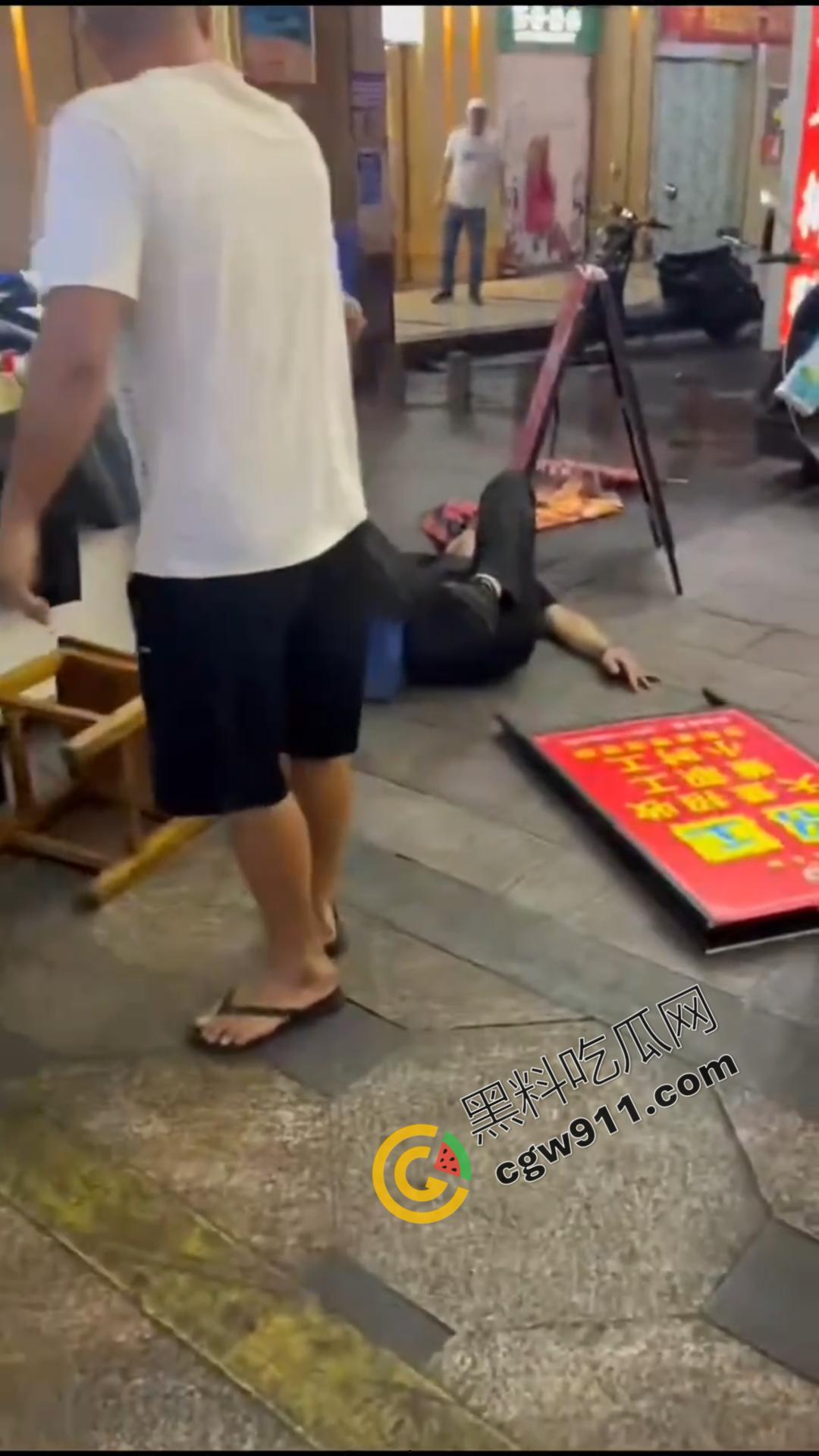 酒后猖狂！广西街头醉汉殴打外卖小哥，众怒齐发围殴教训，醉鬼举止狂妄却换来群殴惨剧-8