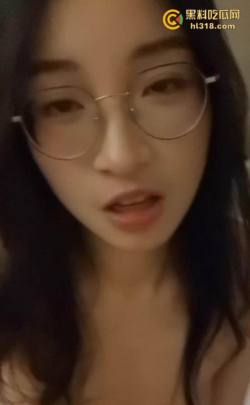 华南师范大学眼镜嫩妹被调教成风骚小母狗，全裸勇闯男厕所，男生寝室激情做爱露脸口交反差拉满！-1