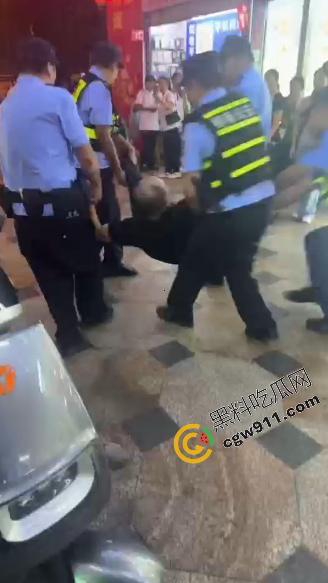 酒后猖狂！广西街头醉汉殴打外卖小哥，众怒齐发围殴教训，醉鬼举止狂妄却换来群殴惨剧-10