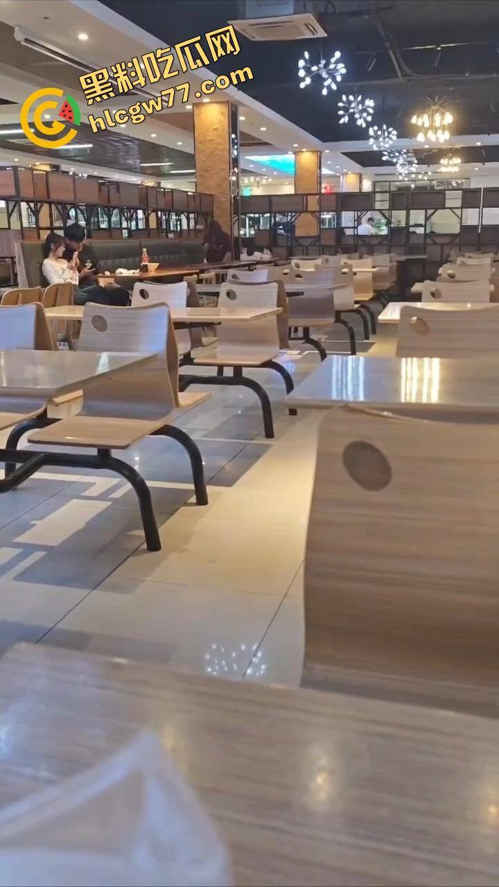 东莞开放大学食堂直接开干，女主餐桌下狂舔猛吞，吃上头当场骑脸开操，全程无视路人只顾自己摇摆！-7