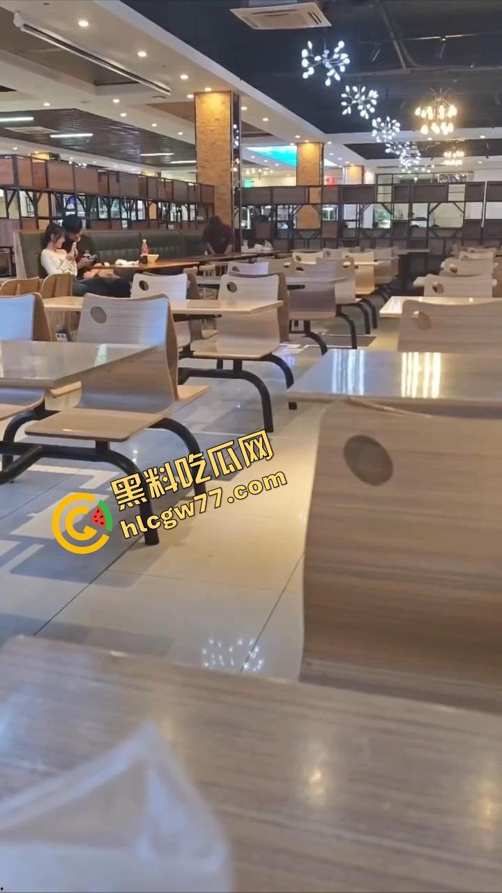 东莞开放大学食堂直接开干，女主餐桌下狂舔猛吞，吃上头当场骑脸开操，全程无视路人只顾自己摇摆！-8