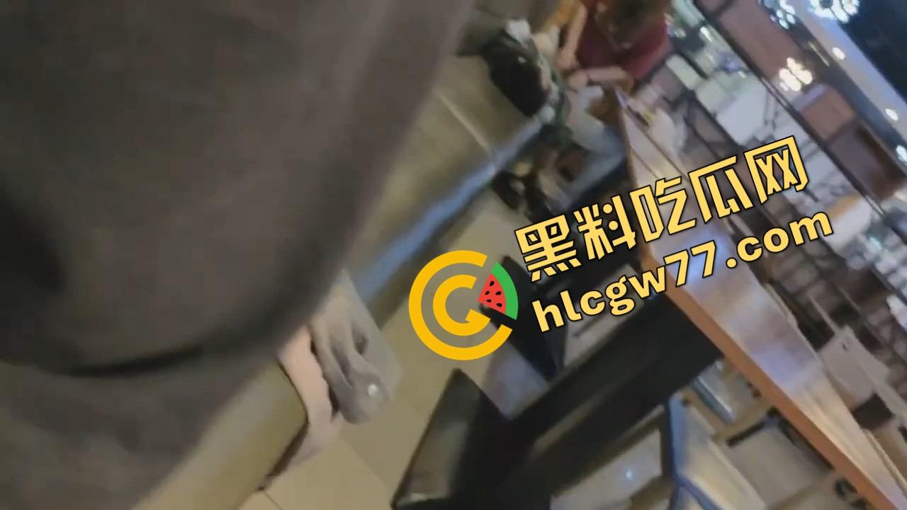 东莞开放大学食堂直接开干，女主餐桌下狂舔猛吞，吃上头当场骑脸开操，全程无视路人只顾自己摇摆！-9