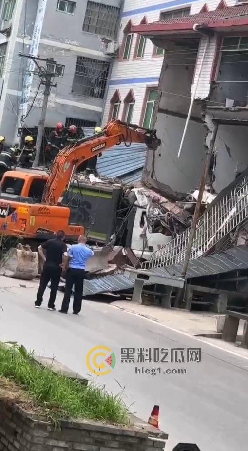 重庆石柱惊悚车祸！垃圾清运车失控撞民房，致1死1伤-6