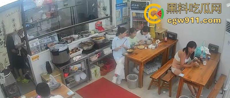 江苏衣裳街街头惊现户外露出，疑似神经病女子闹市区发癫，马路中一丝不挂狂舞，路人惊呼纷纷拍照！-8