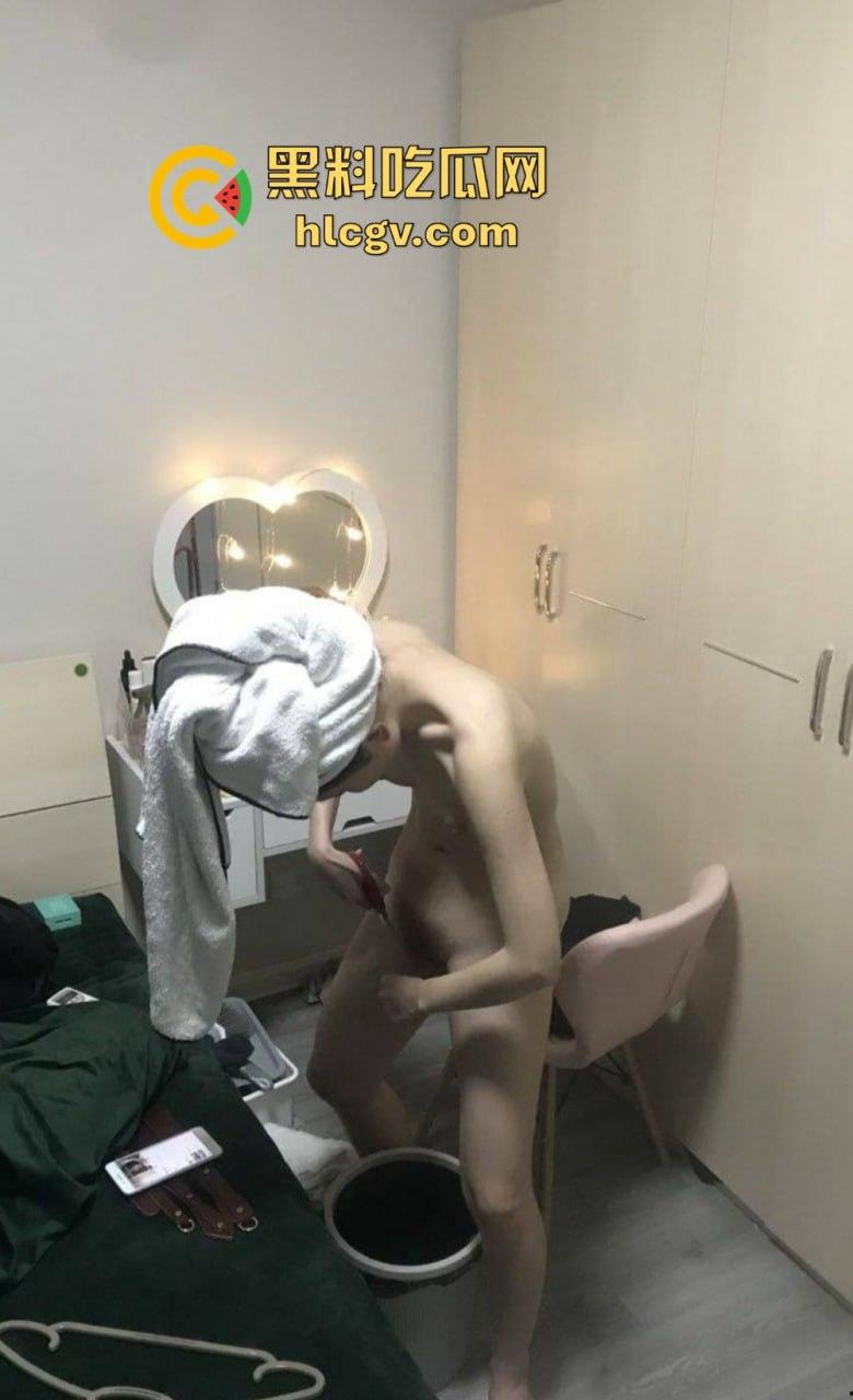 南充美女【李婉钰】被前男友曝光私密视频！黑丝长腿玩兴跳，长棍插穴骚气爆棚！-18