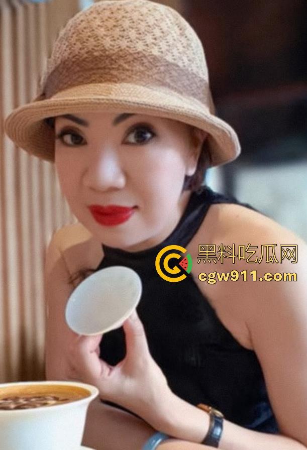 抖音熟女网红【中年妖精】中年龄圈的白雪公主，身穿情趣内衣被大屌无情撞击，无套内射结束战斗！-3