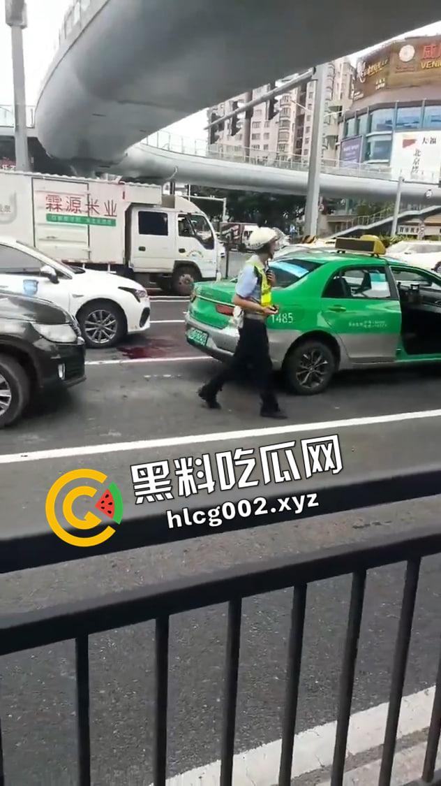 广东珠海出租车司机被杀现场流出 副驾驶乘客和司机起矛盾直接一刀捅死 淡定离开 太狠了-5