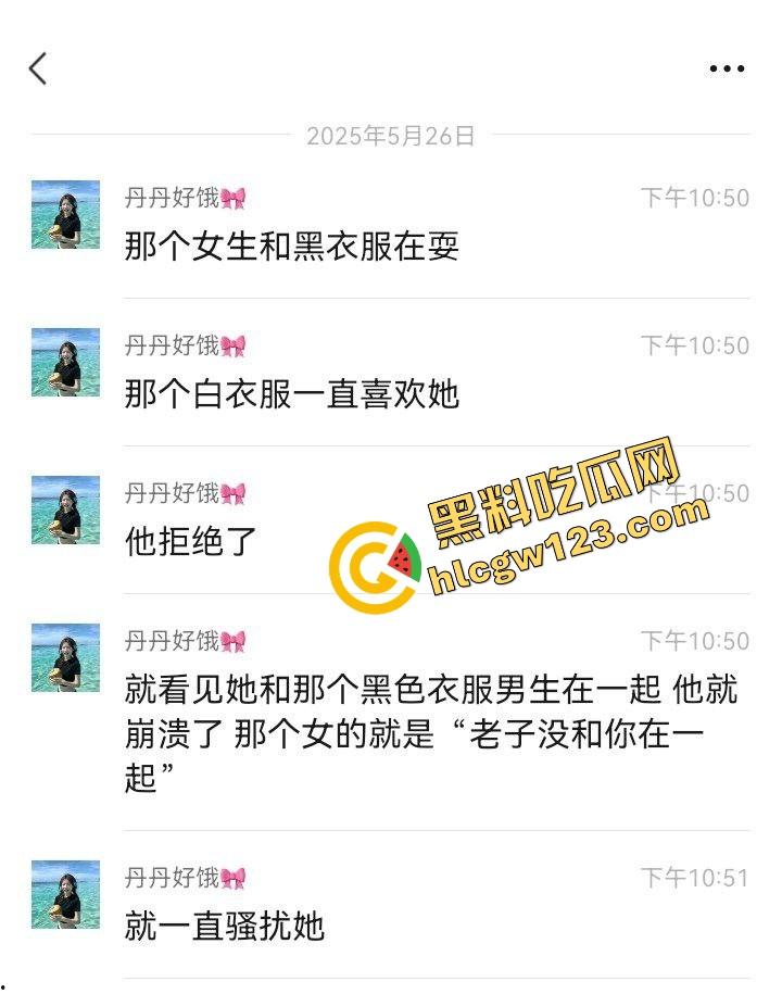 舔狗现世报，重庆小伙女友宿舍楼下偶遇女友出轨惨被当面打脸，感情不是你冲上去就能抢回来的！-1