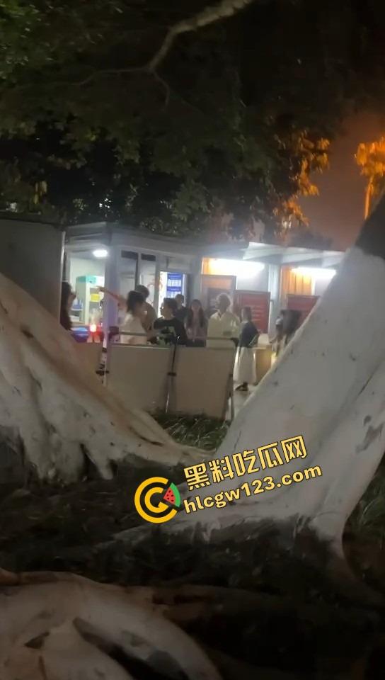 舔狗现世报，重庆小伙女友宿舍楼下偶遇女友出轨惨被当面打脸，感情不是你冲上去就能抢回来的！-2