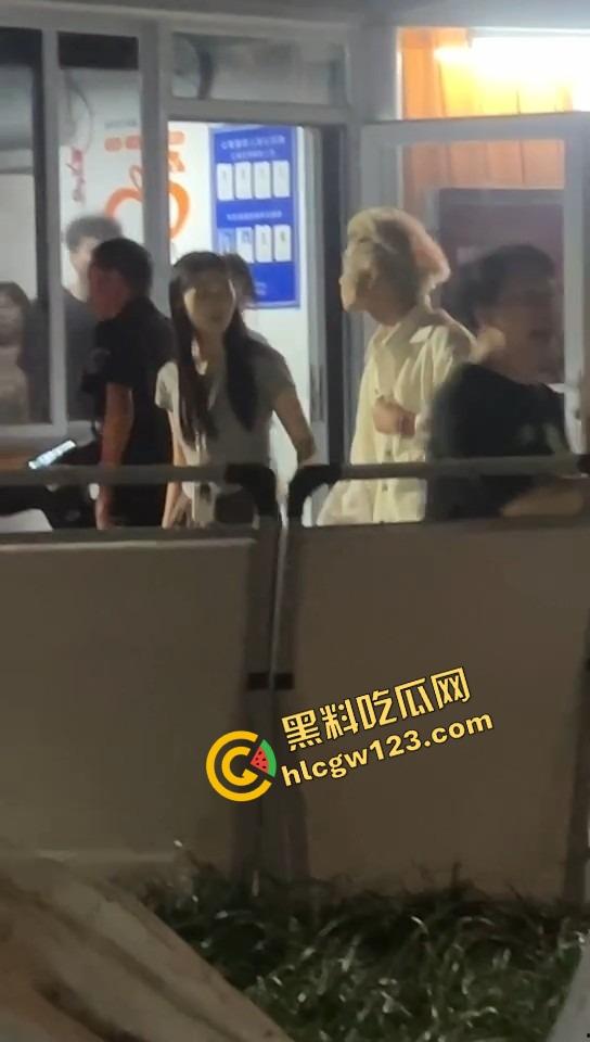 舔狗现世报，重庆小伙女友宿舍楼下偶遇女友出轨惨被当面打脸，感情不是你冲上去就能抢回来的！-3