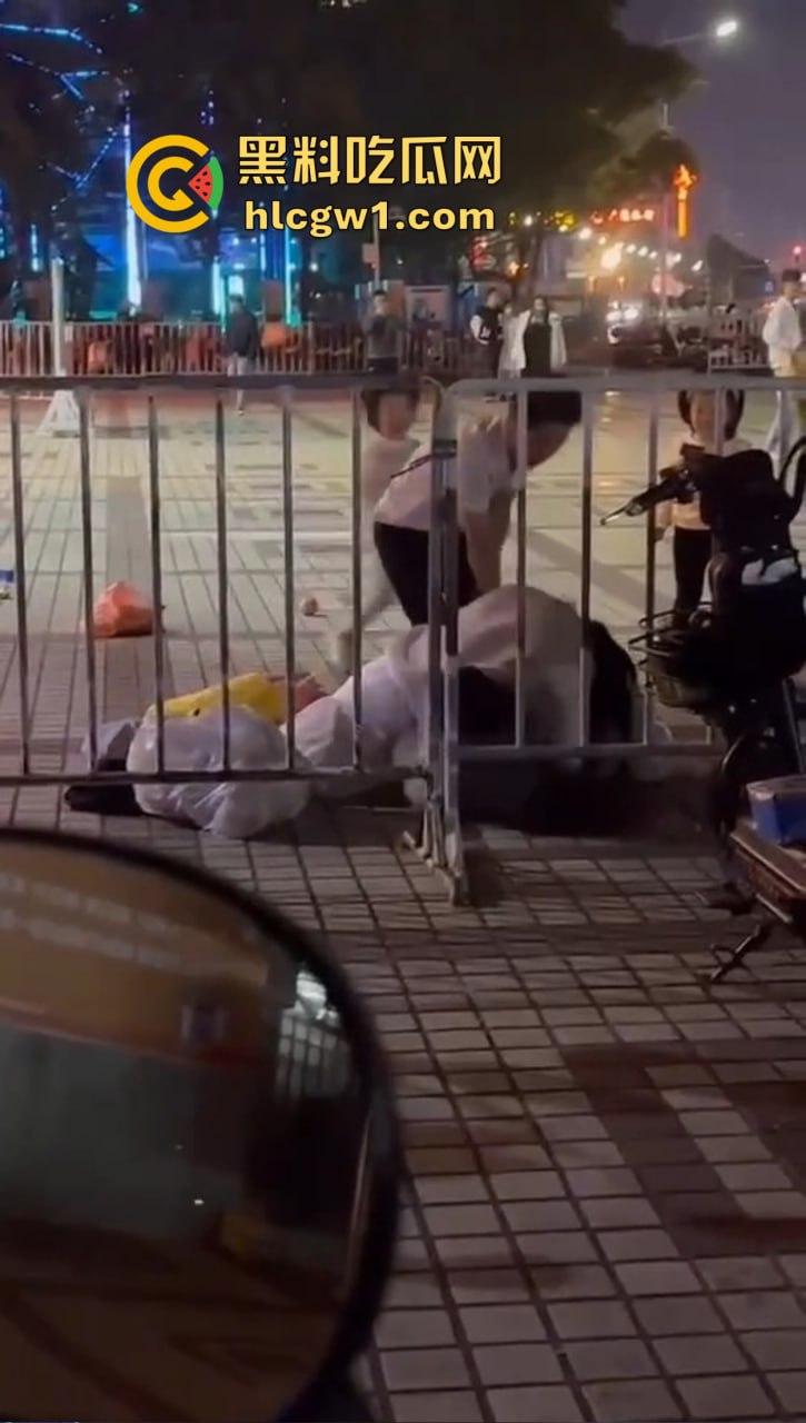 商丘街头闺蜜大撕逼！两个骚妇当街互扇，原来是照顾闺蜜老公照顾上床了！-1