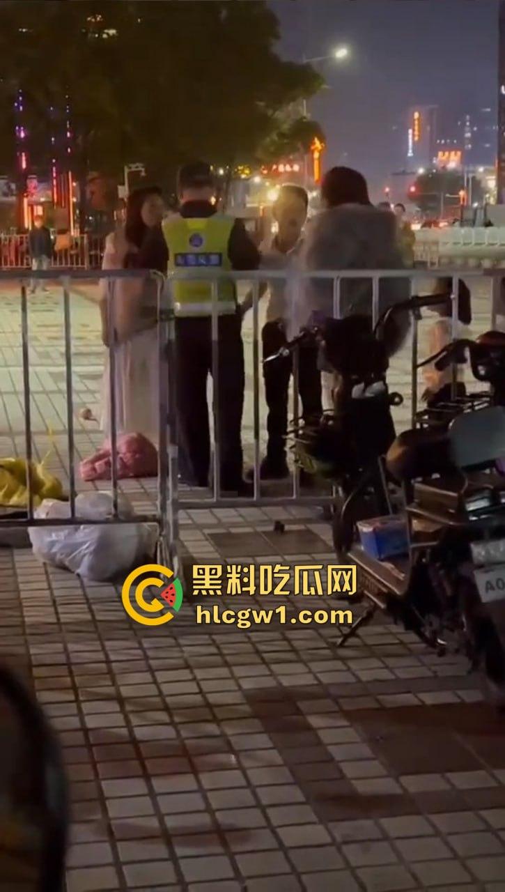 商丘街头闺蜜大撕逼！两个骚妇当街互扇，原来是照顾闺蜜老公照顾上床了！-2