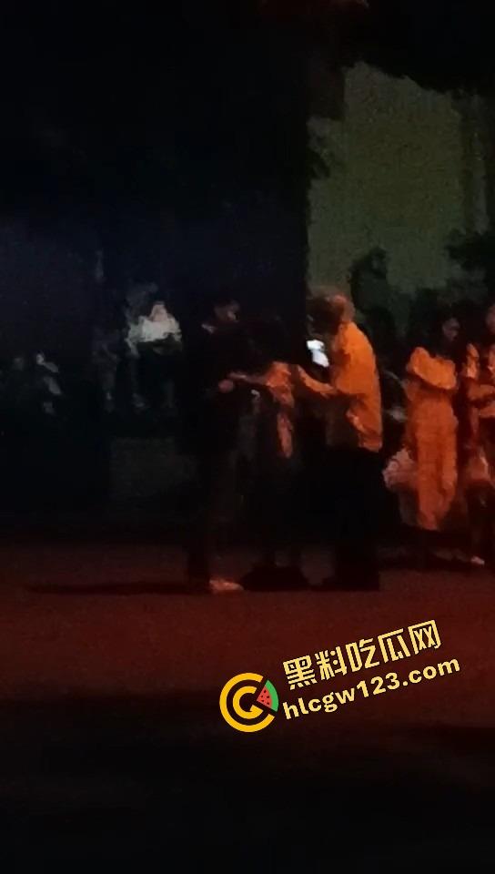 舔狗现世报，重庆小伙女友宿舍楼下偶遇女友出轨惨被当面打脸，感情不是你冲上去就能抢回来的！-11