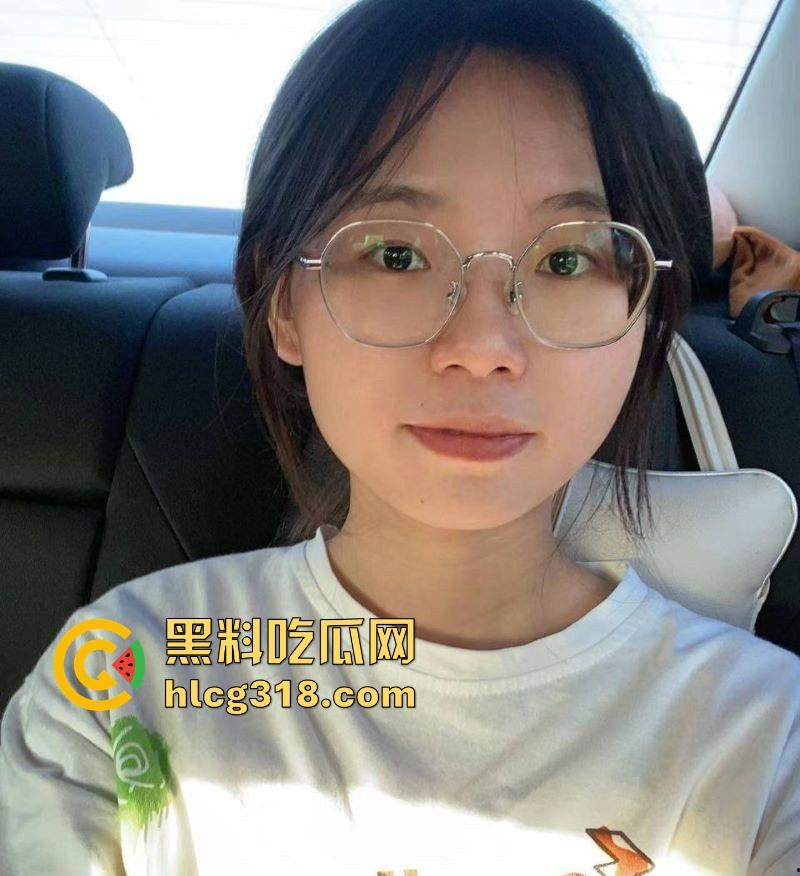 贵州师范大学【刘萩苓】男友调教视频流出！顶级反差尤物，情趣装口交诱惑，胯下抱头猛操樱桃小嘴！-5