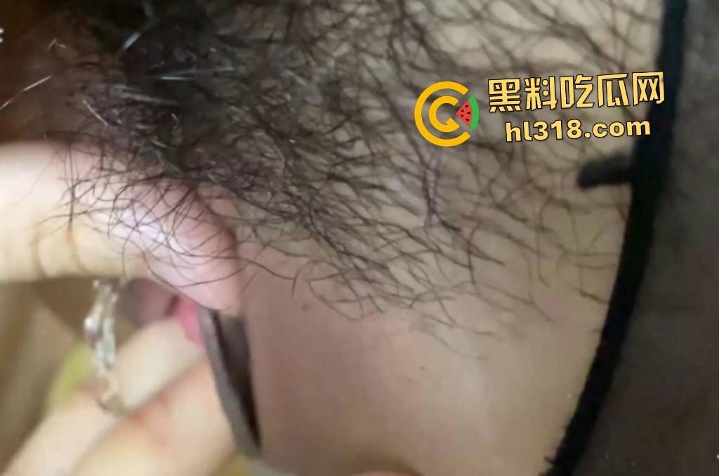 海角丑男凭借大鸡巴就能约操极品人妻少妇，丰乳肥臀穿上连体情趣内衣，操的直接喷水！-5