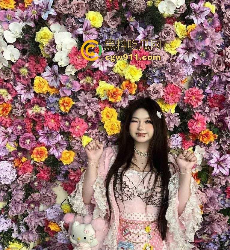 重庆微胖女大学生【梨文静】网调约炮视频曝光，超嫩奶子带乳钉宿舍自拍，跪在地上吃鸡极品母狗求操！-1