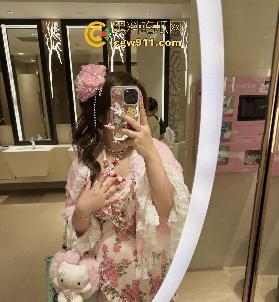 重庆微胖女大学生【梨文静】网调约炮视频曝光，超嫩奶子带乳钉宿舍自拍，跪在地上吃鸡极品母狗求操！-9