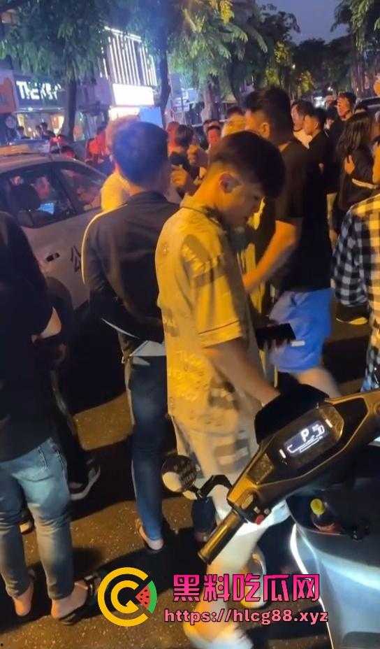 三亚精神小伙被800块一斤的皮皮虾破防，拒付账单 直接从店内打到店外 皮皮虾我都没这么刚！-3