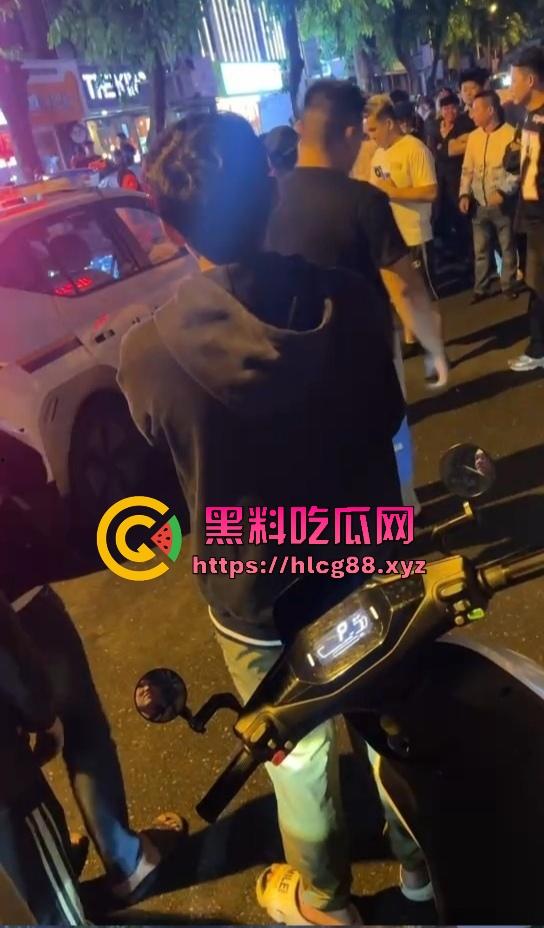 三亚精神小伙被800块一斤的皮皮虾破防，拒付账单 直接从店内打到店外 皮皮虾我都没这么刚！-5