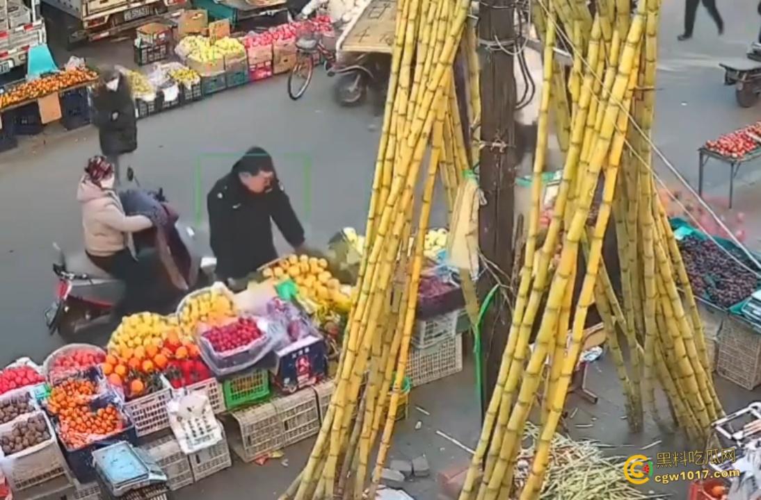 辽宁丹东城管暴力执法，多次提醒水果摊占用道路，直接掀翻小贩苦苦求饶，摊位瞬间空荡，这活该占道太解气了啊！-1