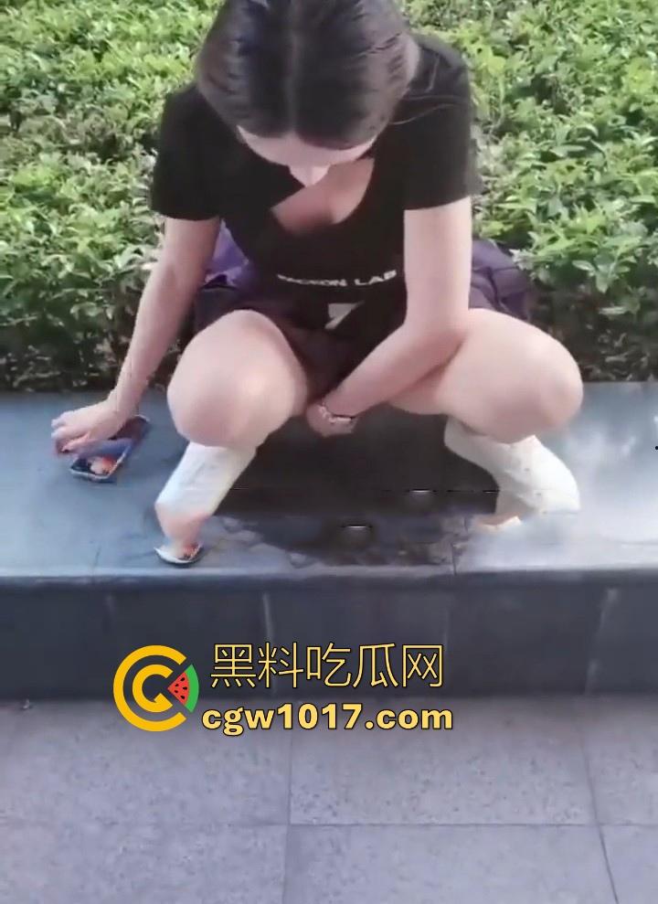 调教骚逼炮友！带着跳蛋逛街，当众强制高潮，大胆户外露出，玩的就是刺激玩的就是心跳，好刺激好喜欢！-7