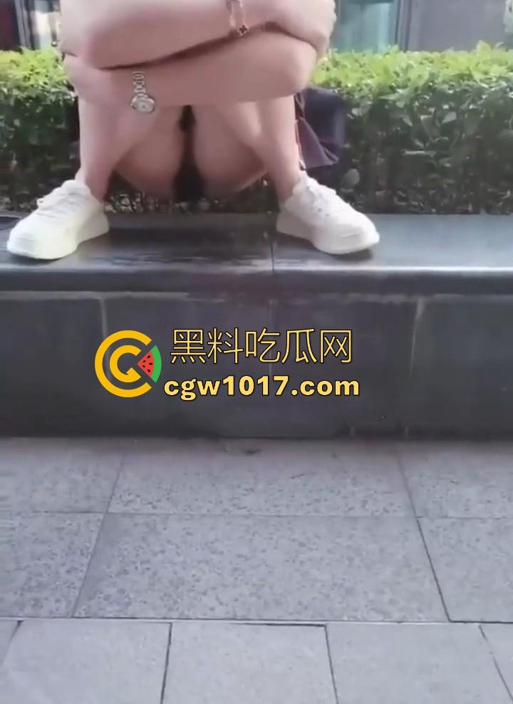 调教骚逼炮友！带着跳蛋逛街，当众强制高潮，大胆户外露出，玩的就是刺激玩的就是心跳，好刺激好喜欢！-8