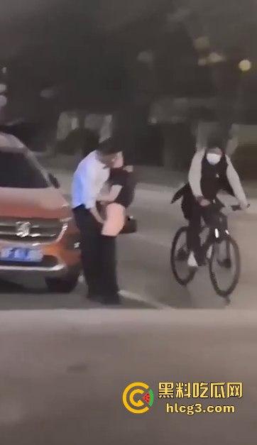 只有更骚 没有最骚！这饥渴到什么程度？情侣公路边倚靠车旁 公共场合脱衣扣穴！-4